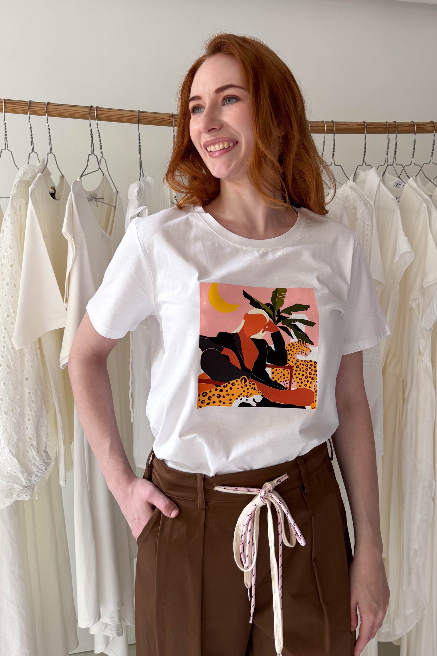 Pehér póló leopárdos printtel