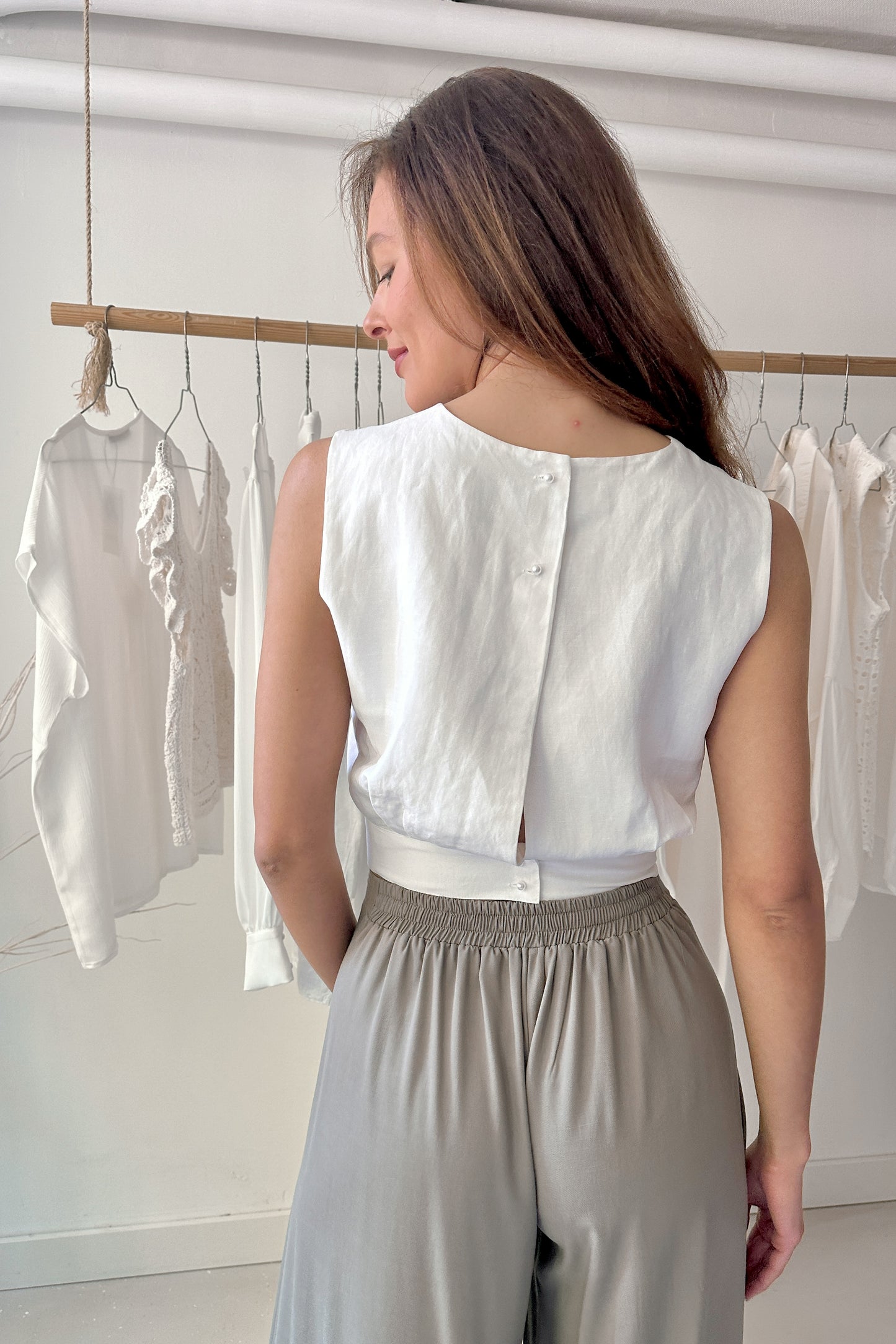 Ujjatlan, hátul gombos felső - LEN - fehér