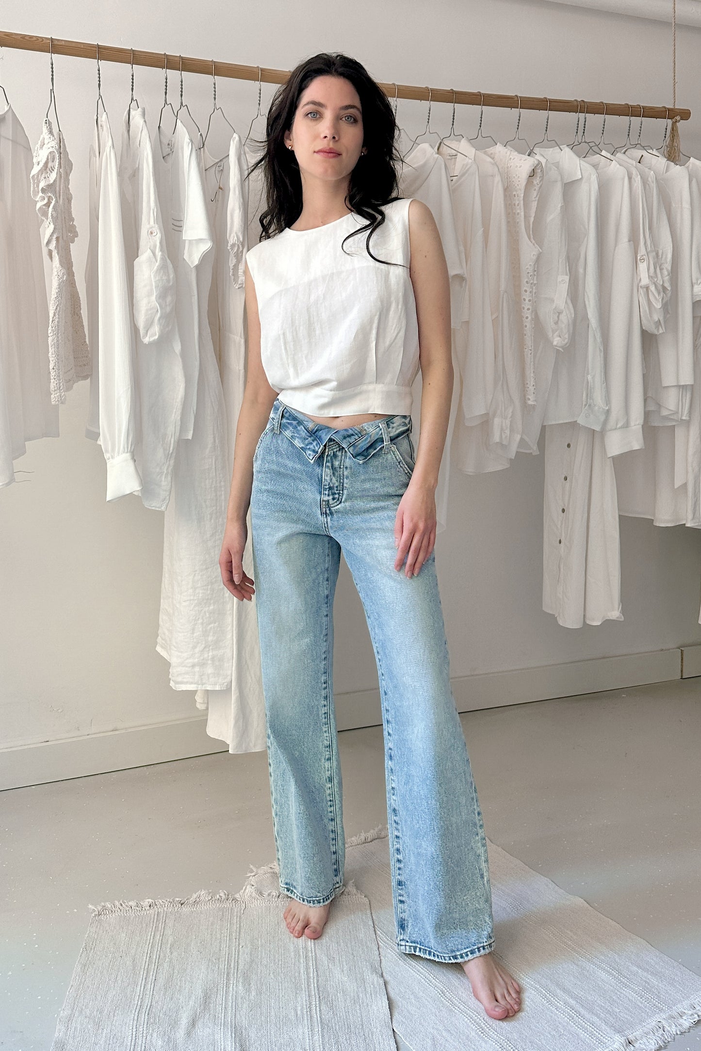 Ujjatlan, hátul gombos felső - LEN - fehér