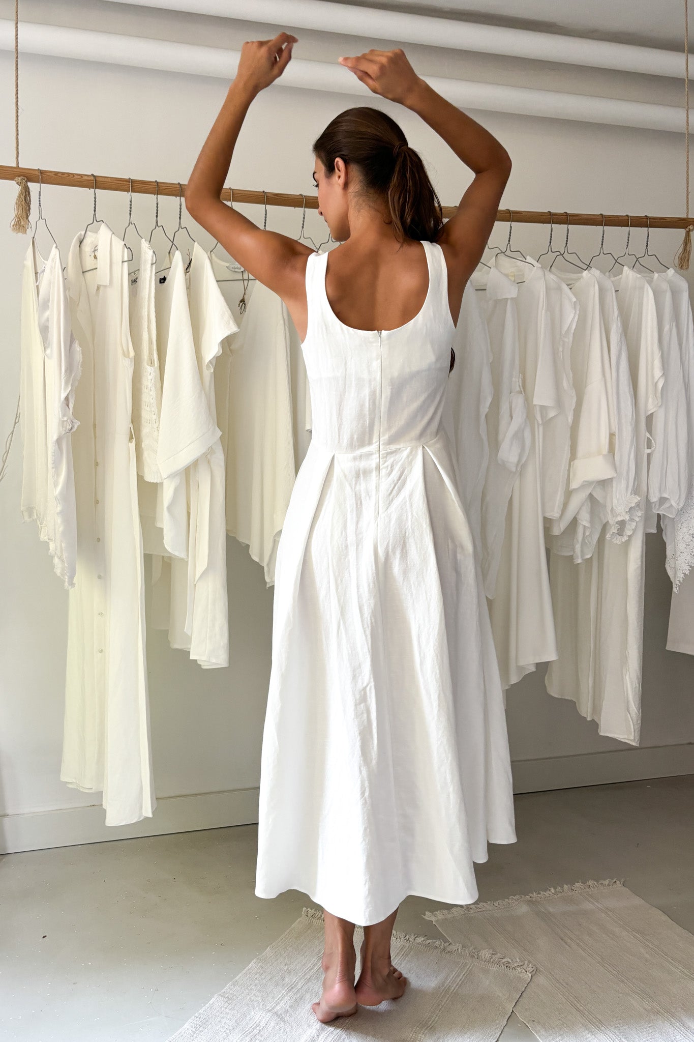 Hajtásos len ruha - fehér