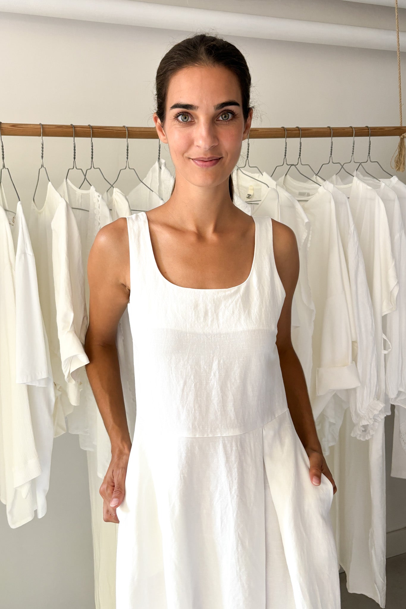 Hajtásos len ruha - fehér