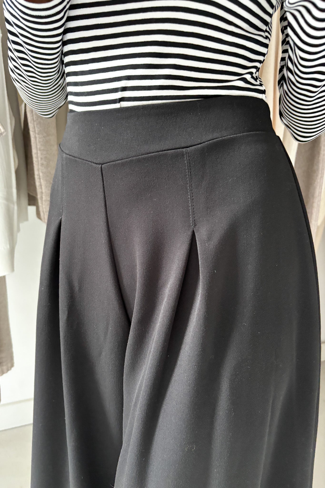 Vastagabb, lenge, viszkóz nadrág - fekete