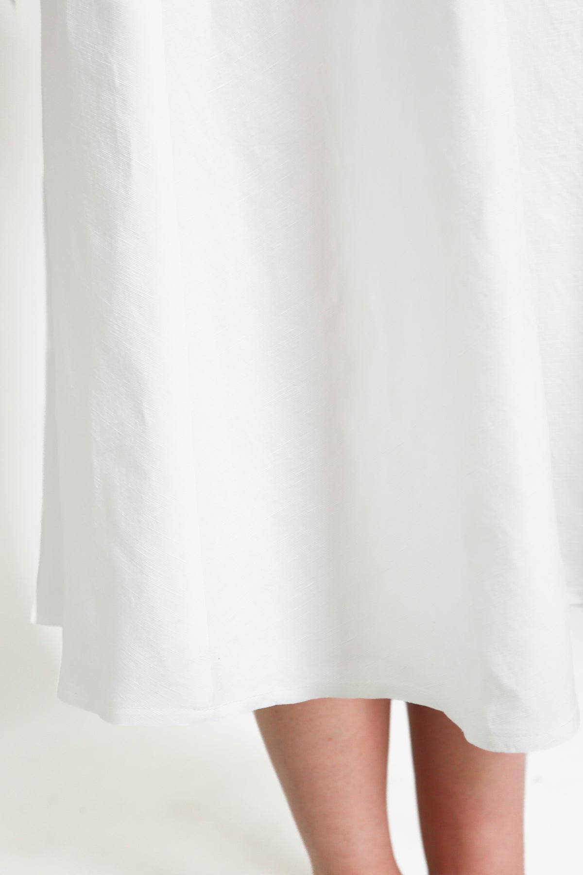 Ujjatlan, gombos midi ruha-fehér