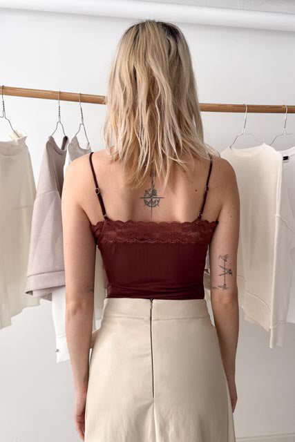 Állítható pántos csípkés body-fügebarna