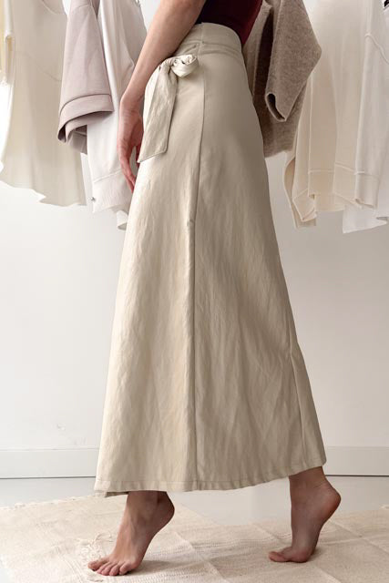 Átlapolós bőrszoknya