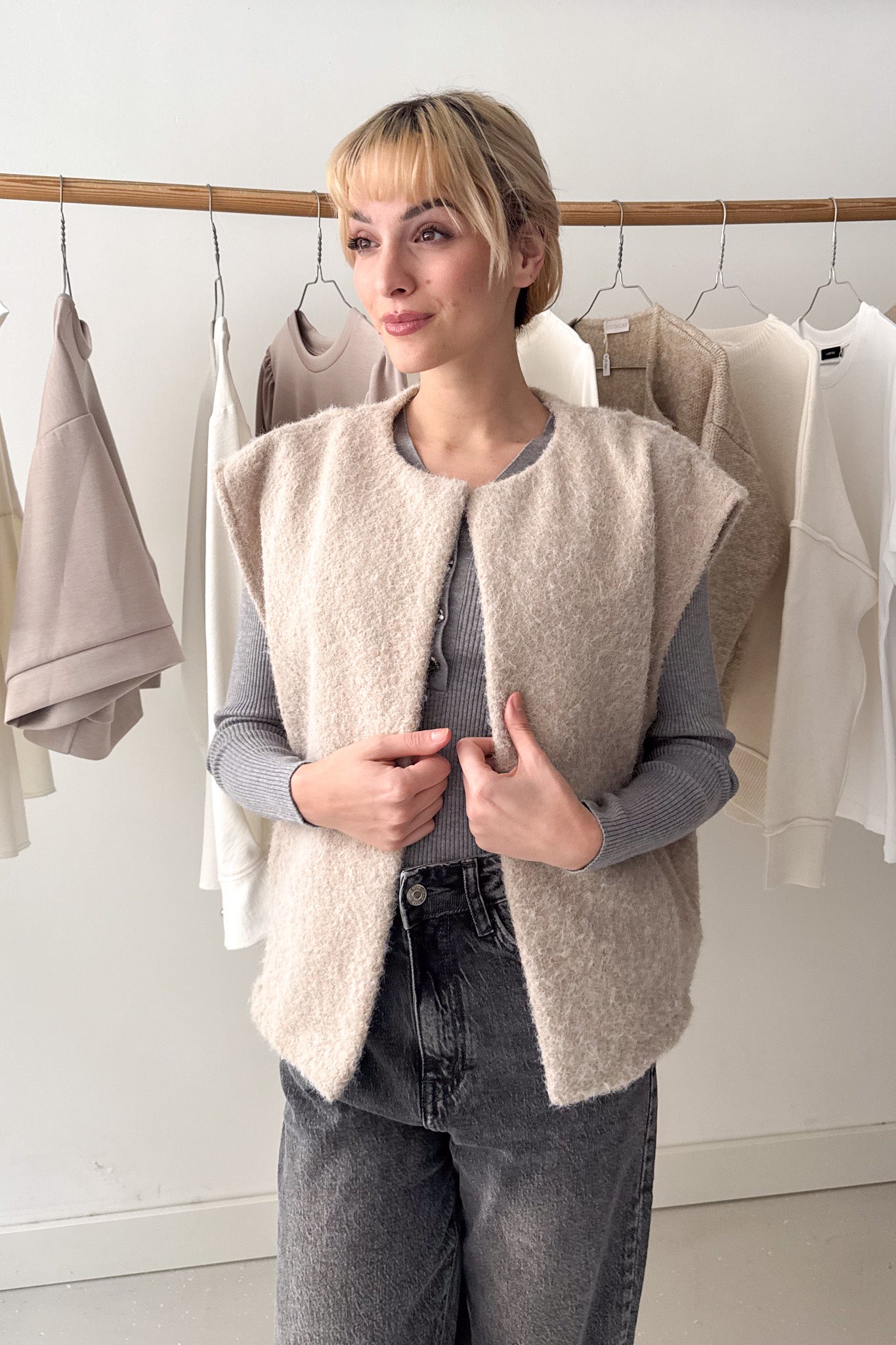 Oversize, szőrös mellény - mandulabarna