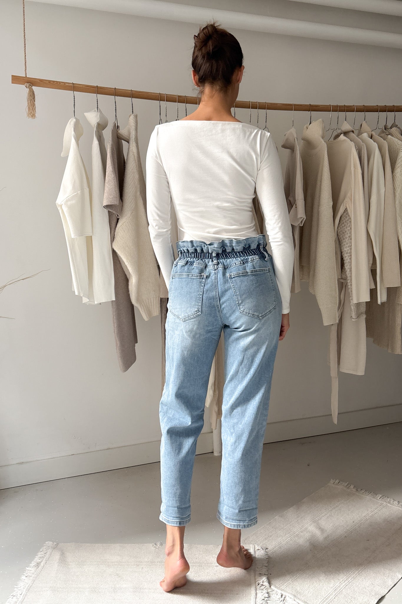 Derékon húzott, világos farmer