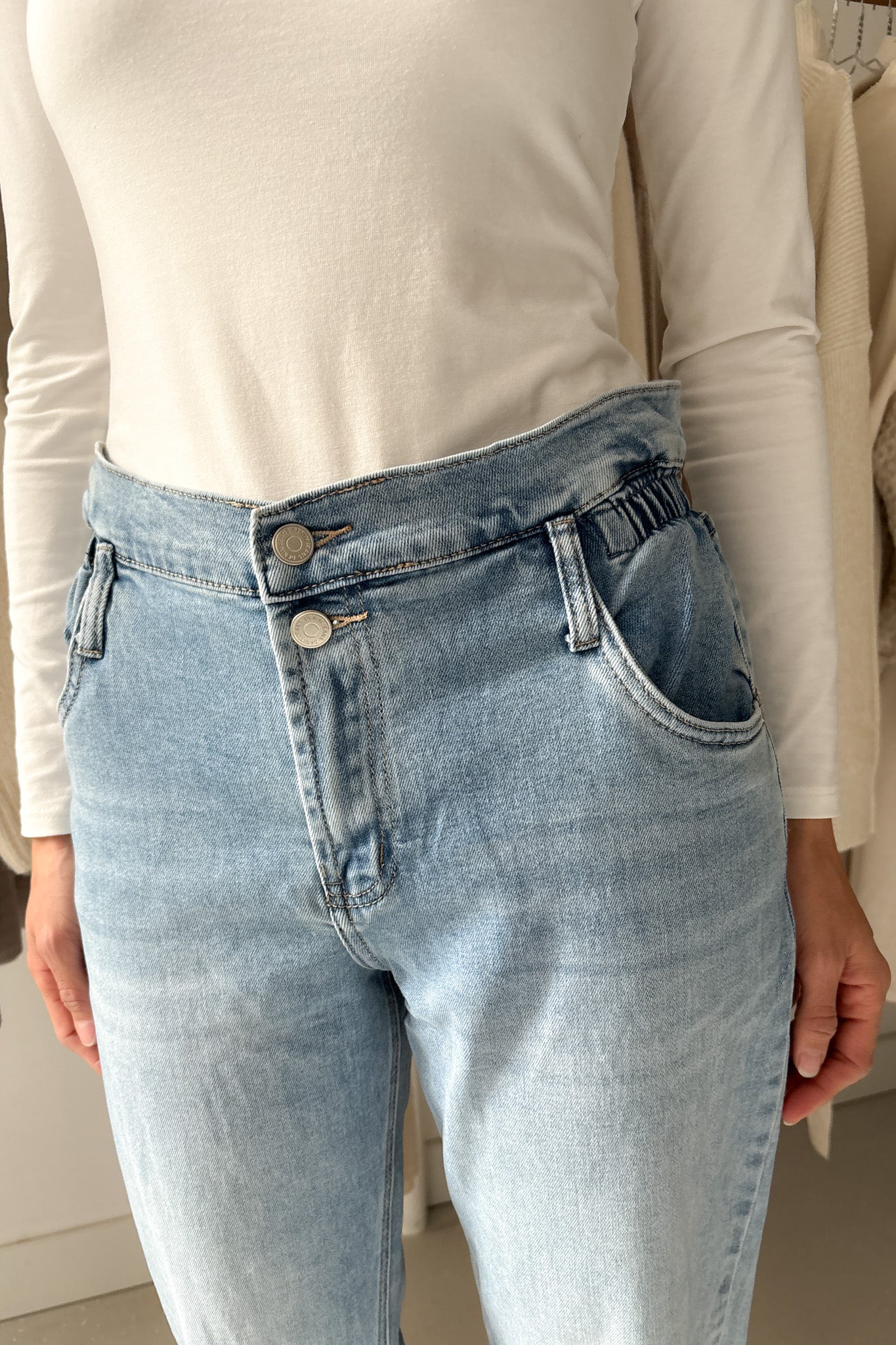 Derékon húzott, világos farmer