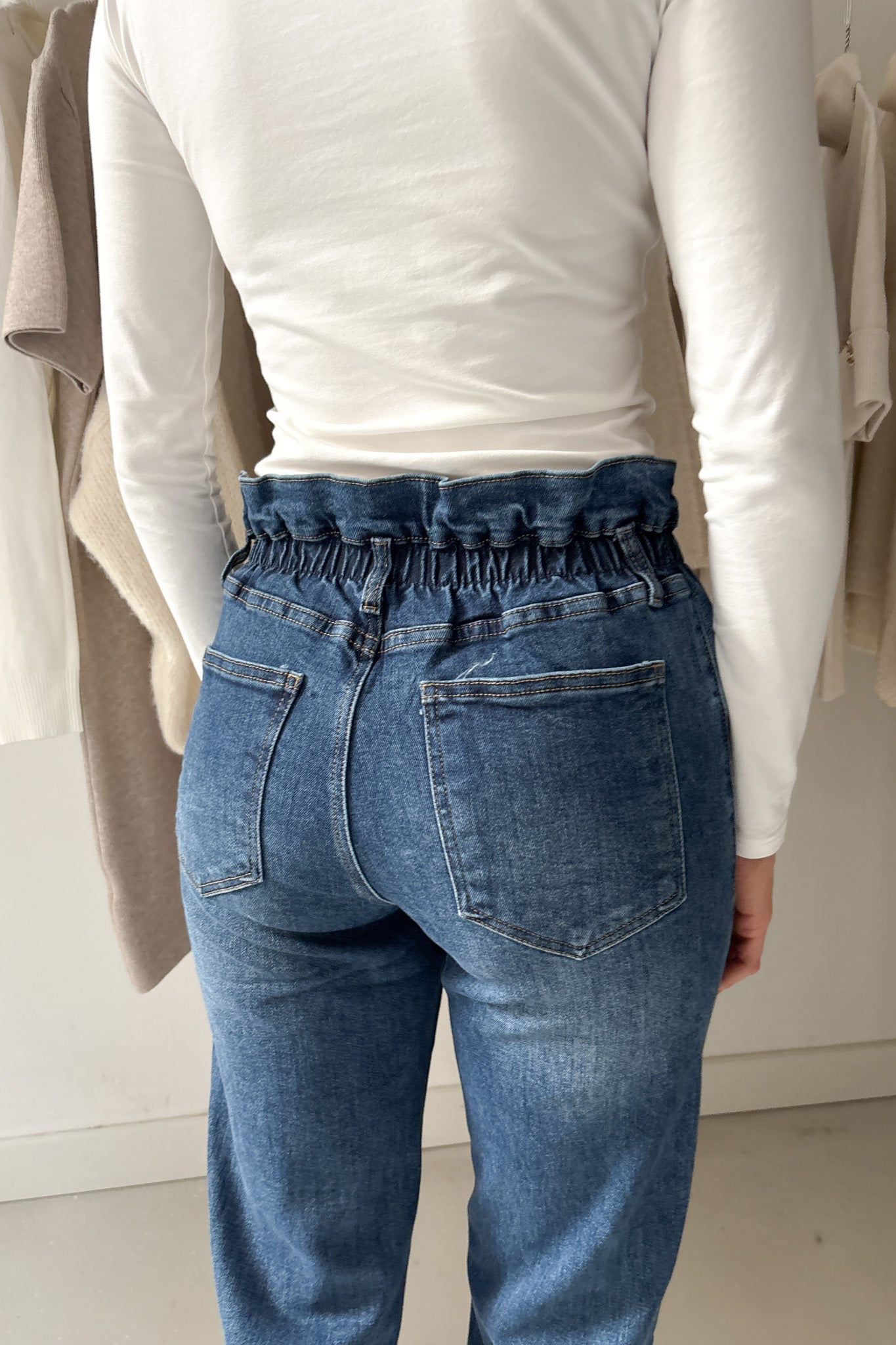 Derékon húzott farmer