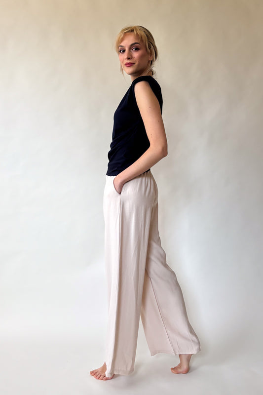 Kék felső arany brossal