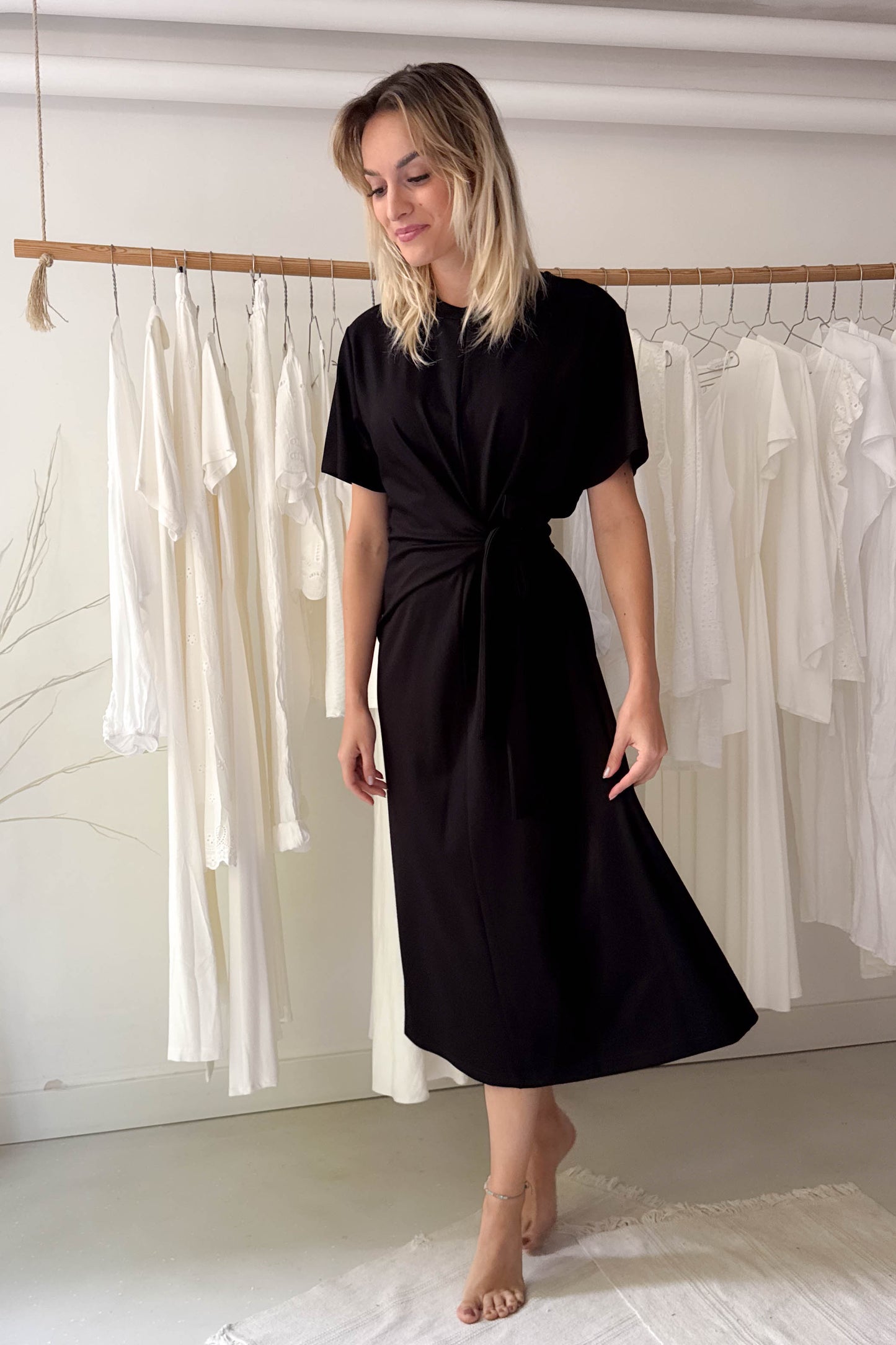 Fekete ruha egybeszabott megkötővel