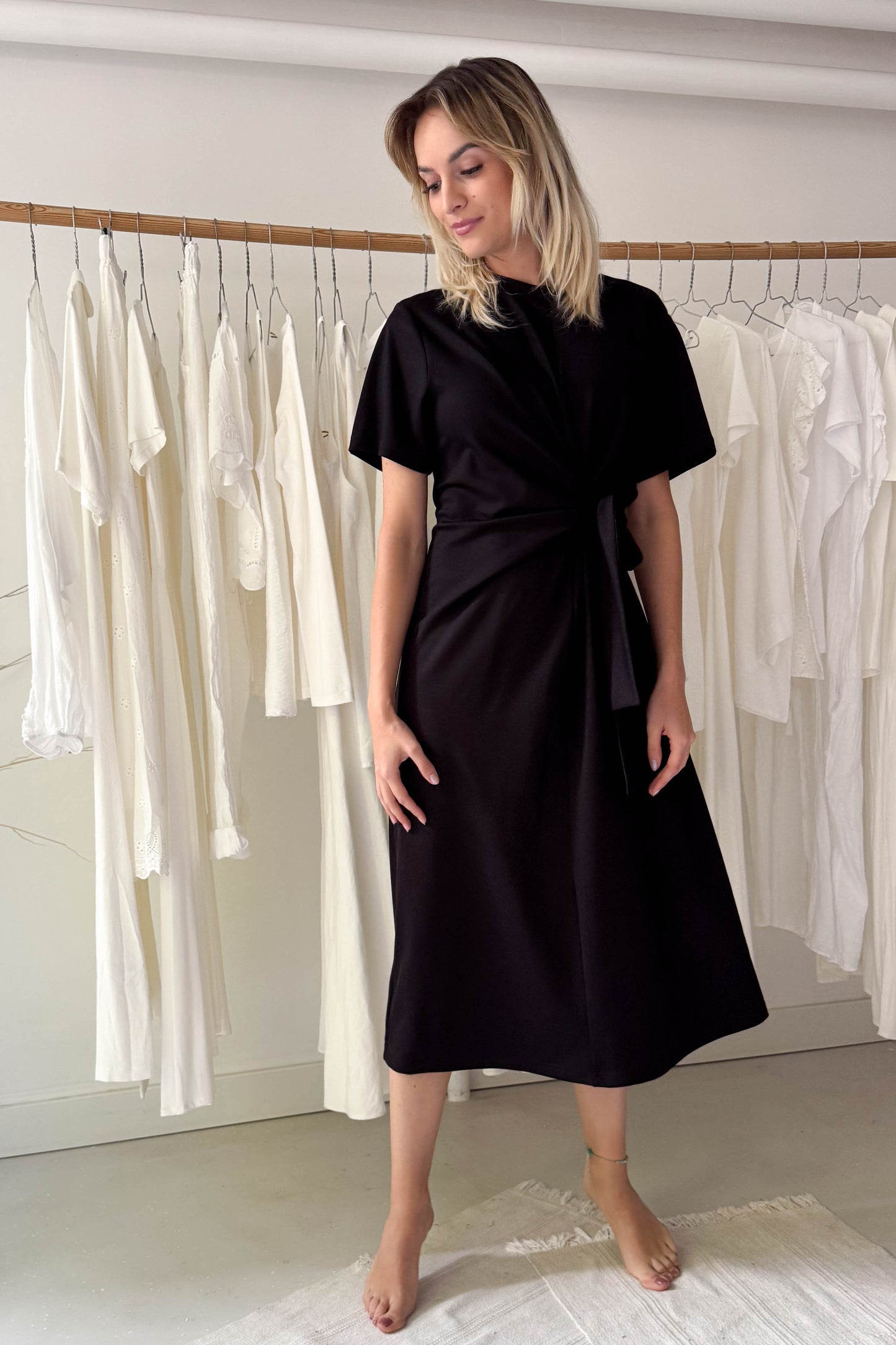 Fekete ruha egybeszabott megkötővel