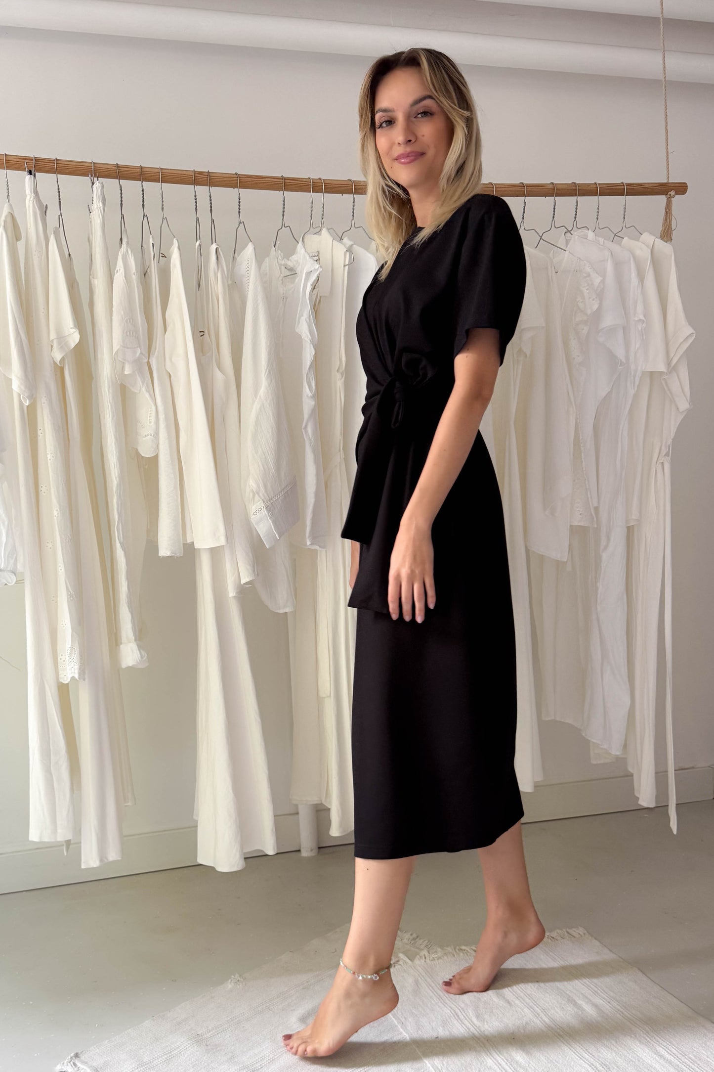 Fekete ruha egybeszabott megkötővel