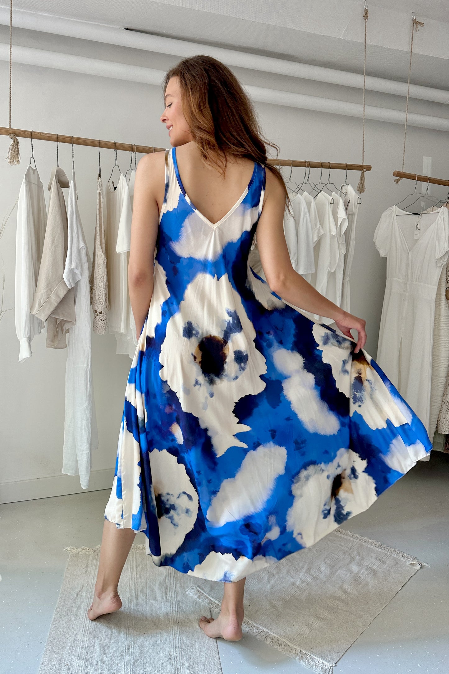 Kék mintás lenge ruha