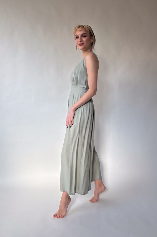 Ujjatlan, hátul kivágott overál - pasztellzöld