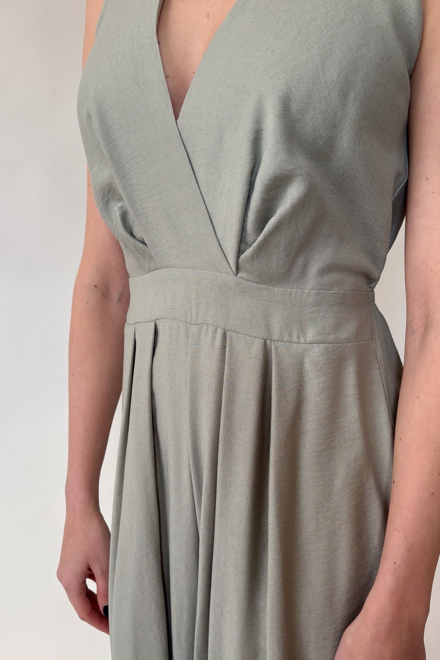 Sleeveless backless jumpsuit - pastel green