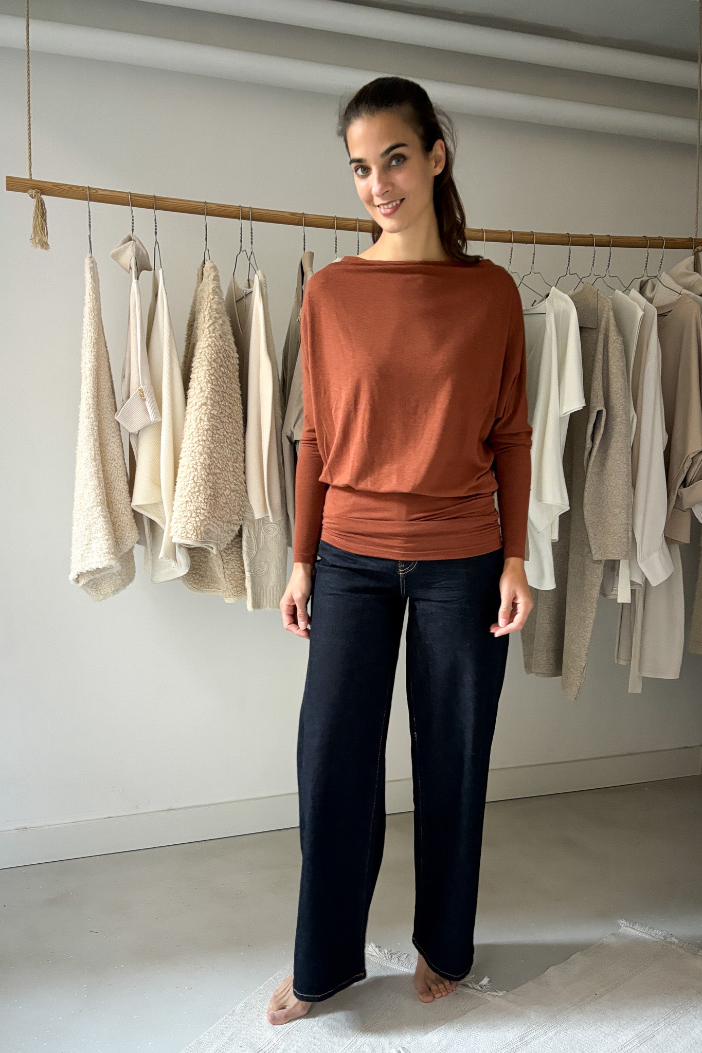 Alul szűk, ejtett nyakú ruha - rozsdabarna