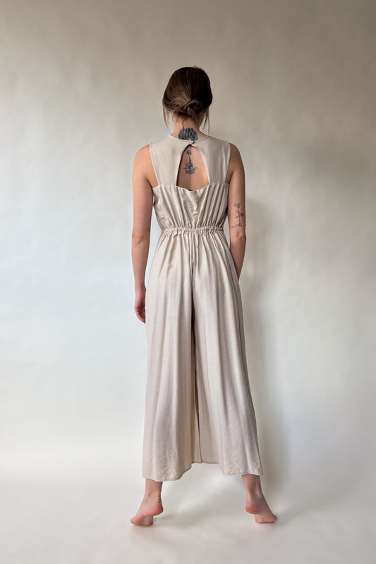 Ujjatlan hátul kivágott overál-bézs