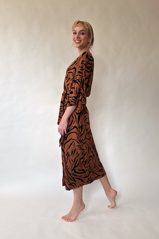 Átlapolós ruha-tigrismintás