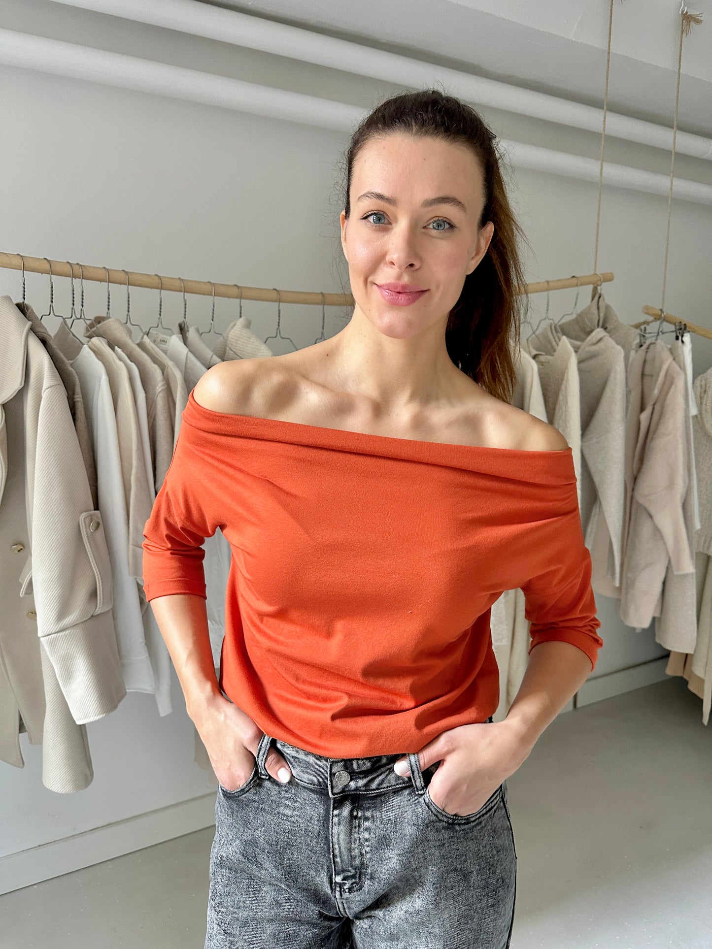 Vállra lehúzós felső