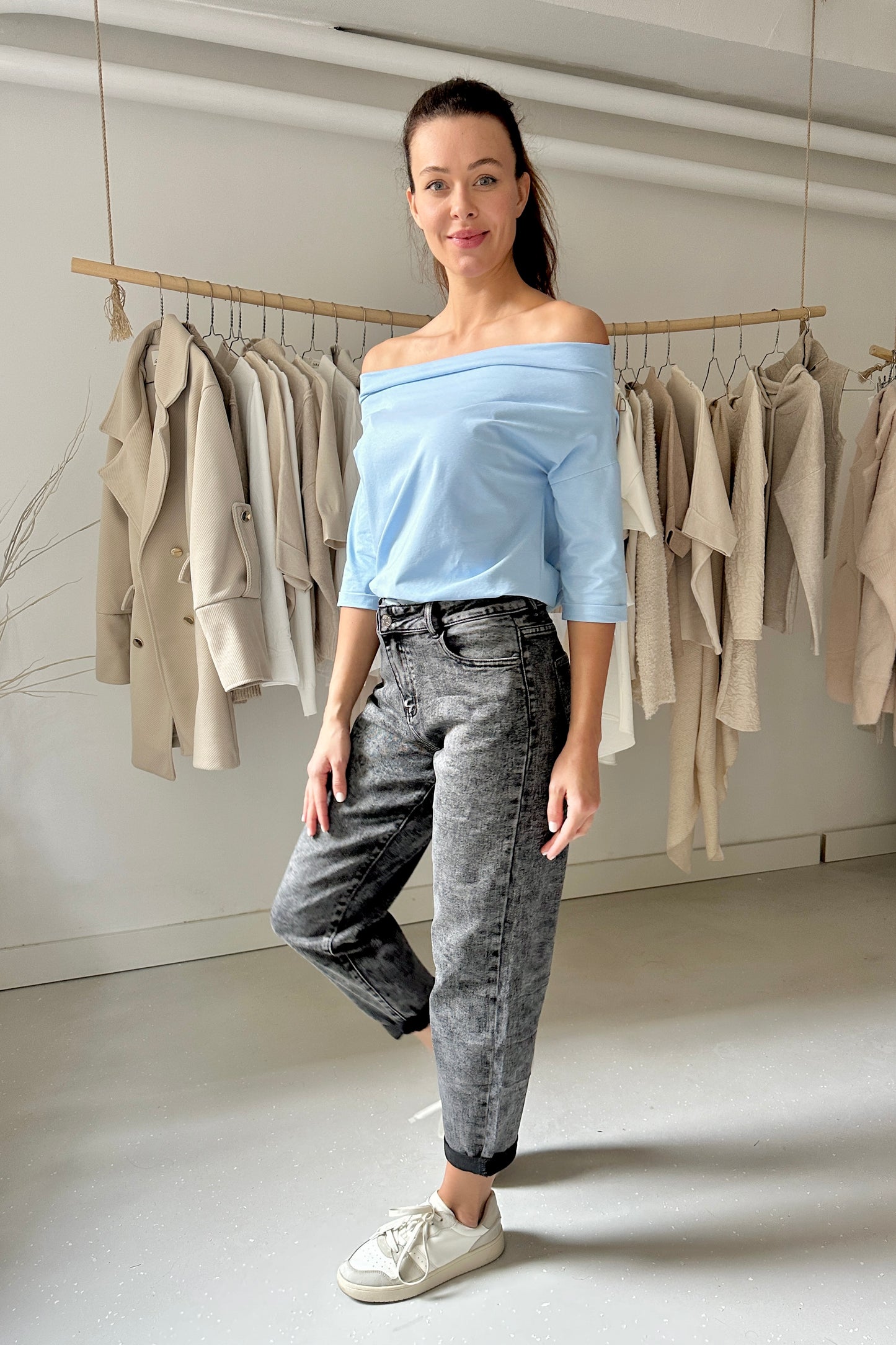 Vállra lehúzós felső