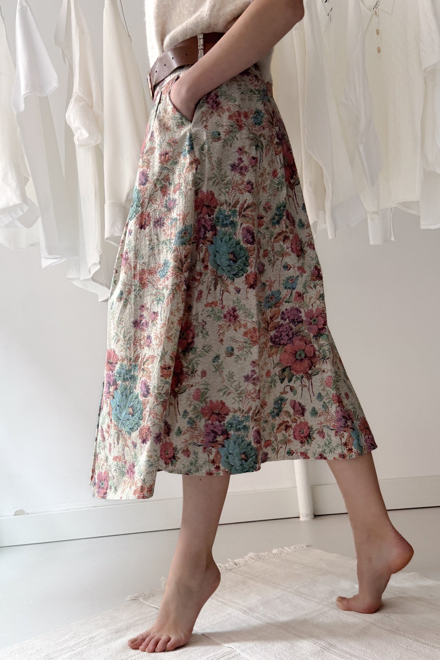 Virágos szoknya övvel