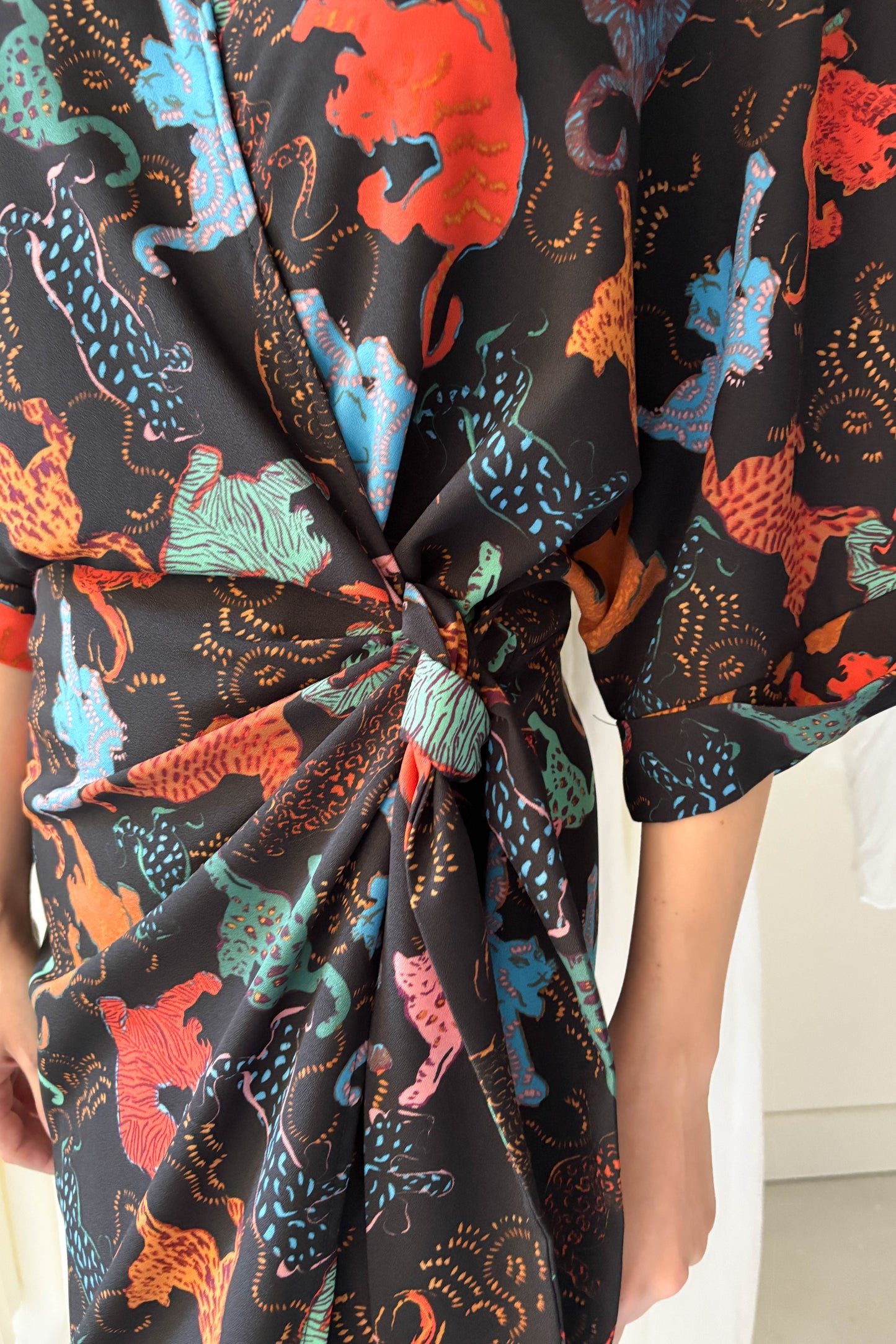 Átlapolós ruha-állatmintás