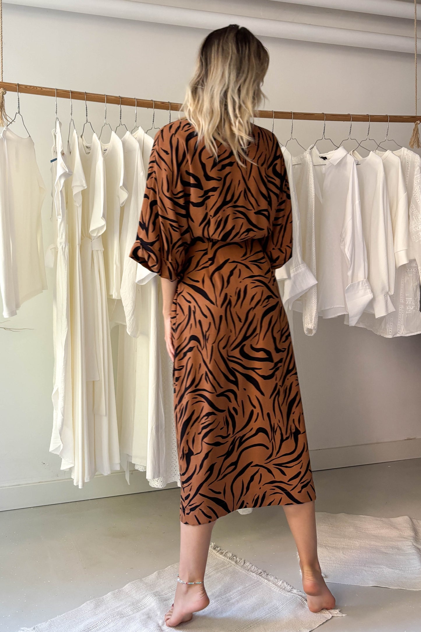 Átlapolós ruha-tigrismintás