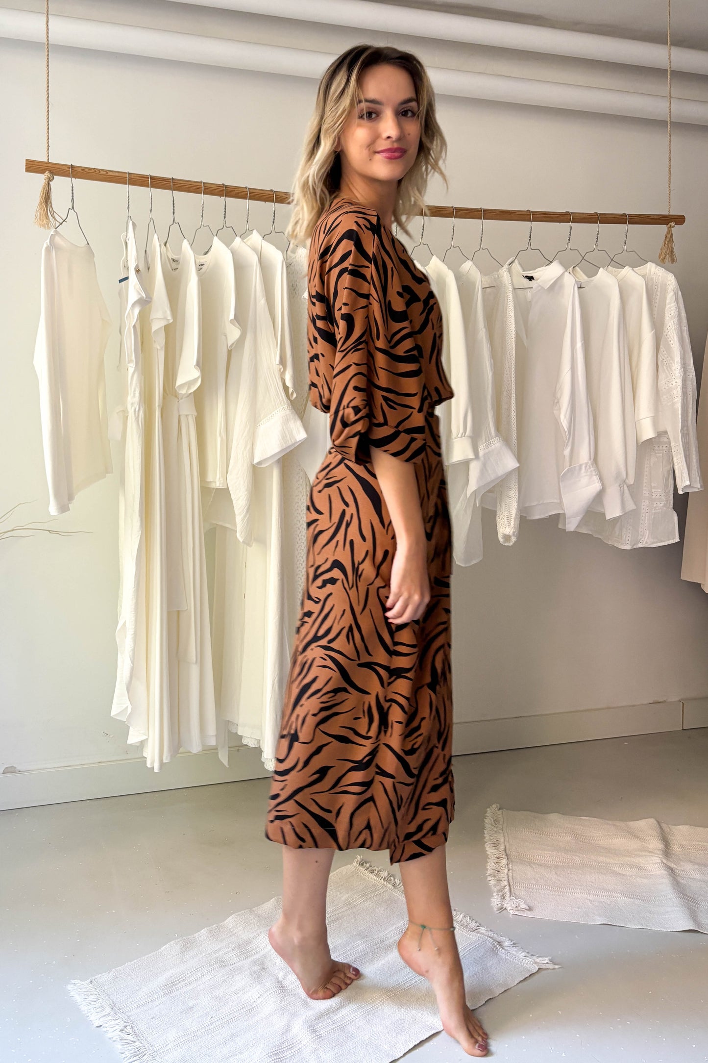 Átlapolós ruha-tigrismintás