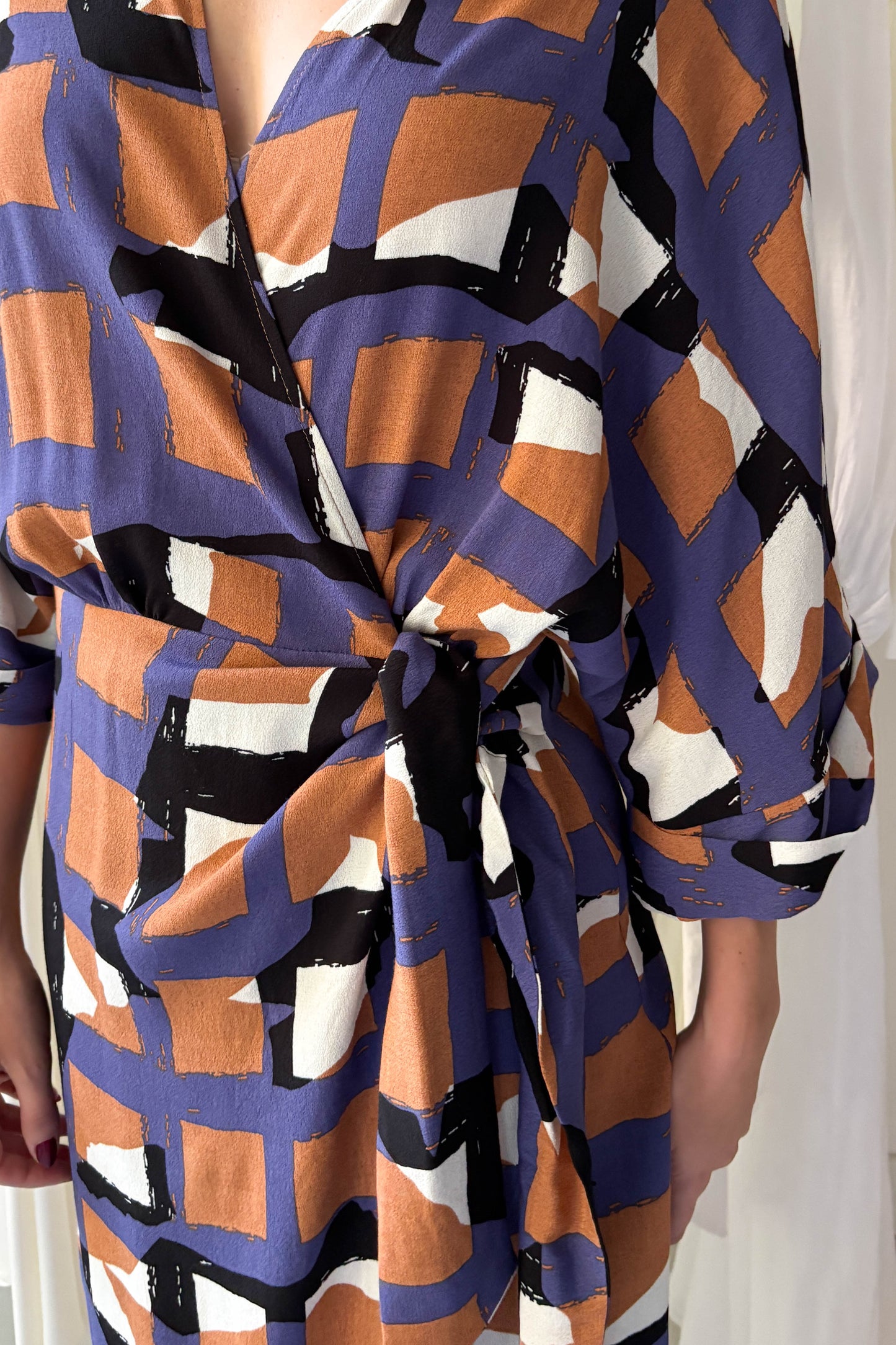 Átlapolós ruha-geometriai mintás