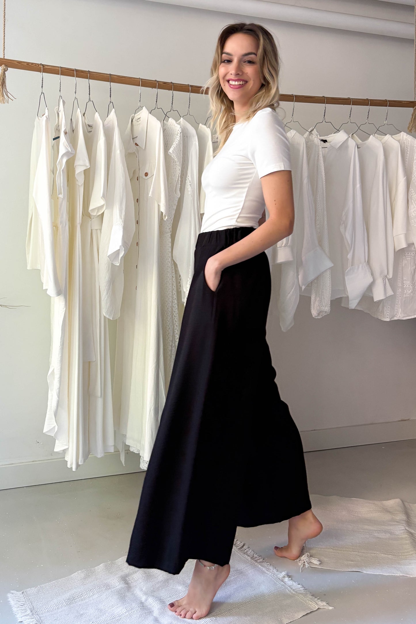 Elöl hajtásos lenge nadrág-fekete