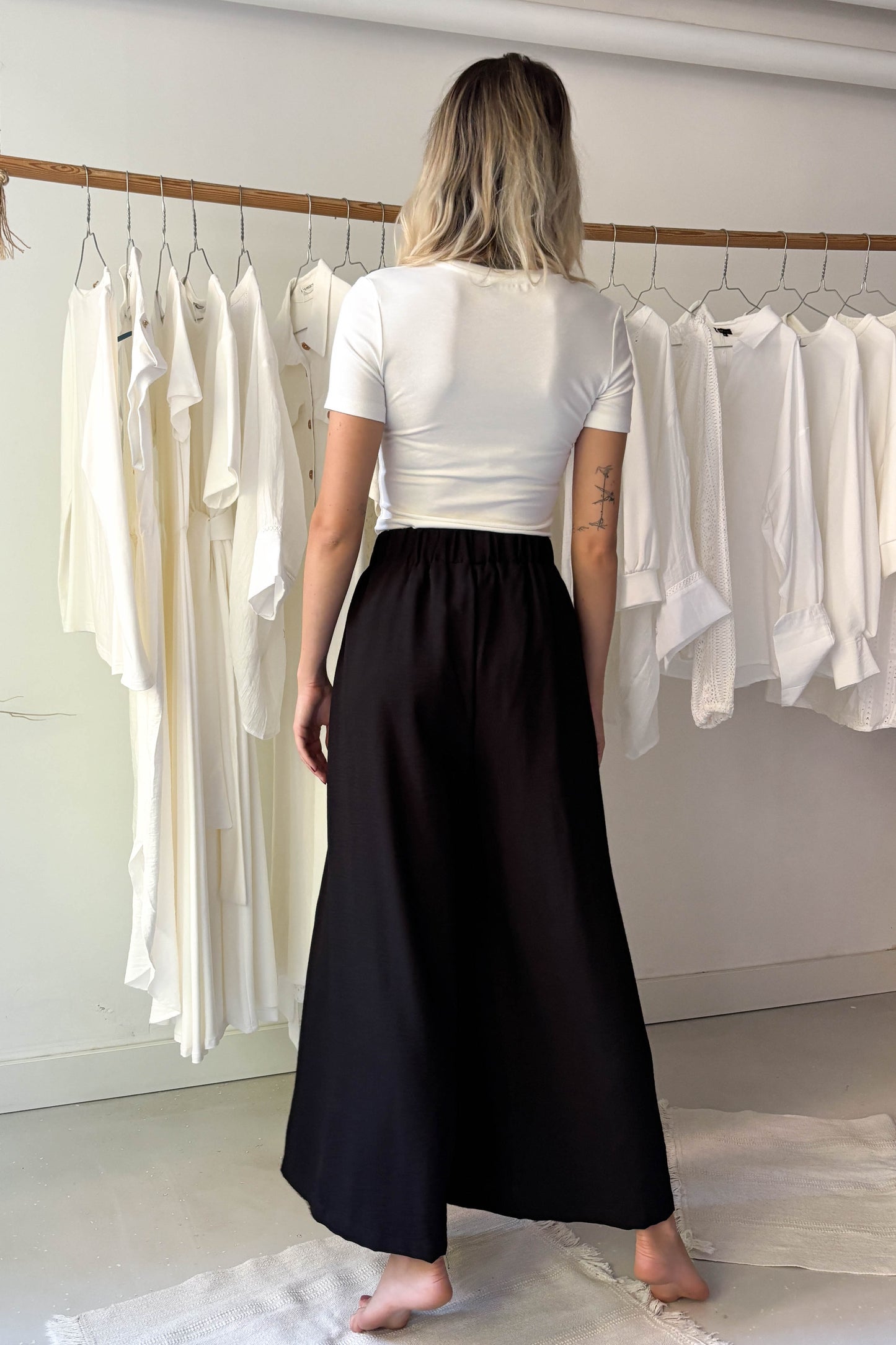 Elöl hajtásos lenge nadrág-fekete