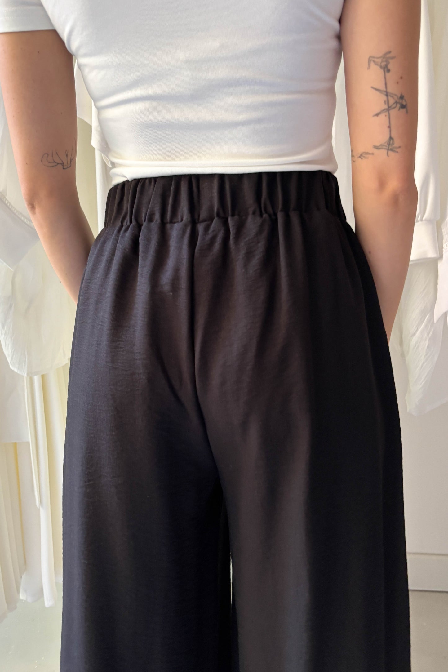 Elöl hajtásos lenge nadrág-fekete