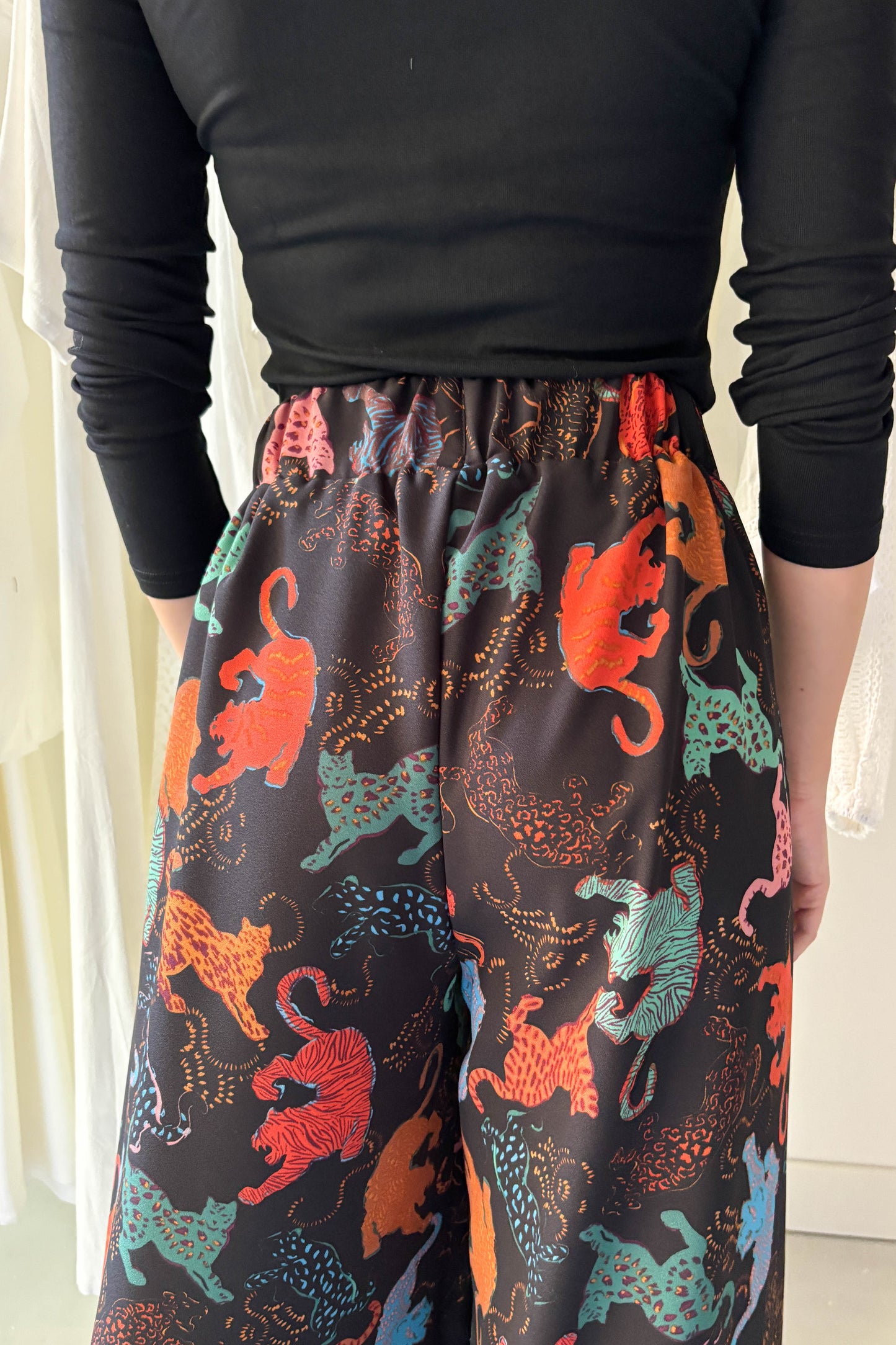 Elöl hajtásos lenge nadrág-állatmintás