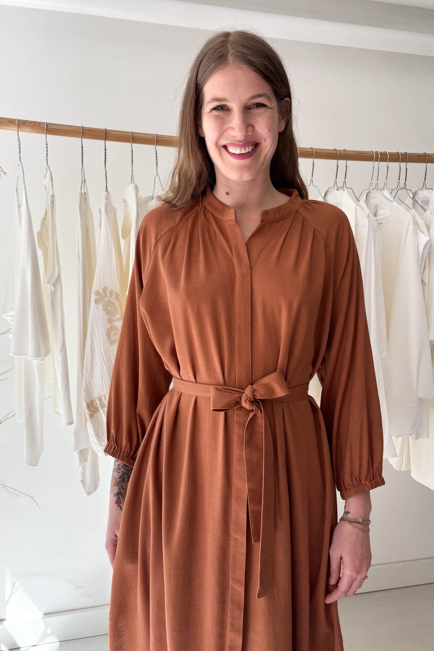 Kávébarna midi ruha