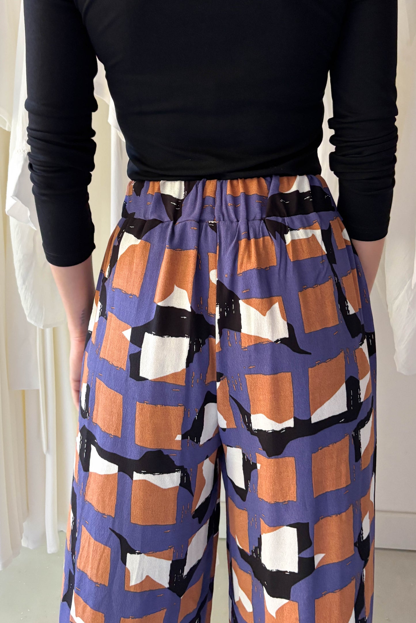 Elöl hajtásos lenge nadrág-geometriai mintás