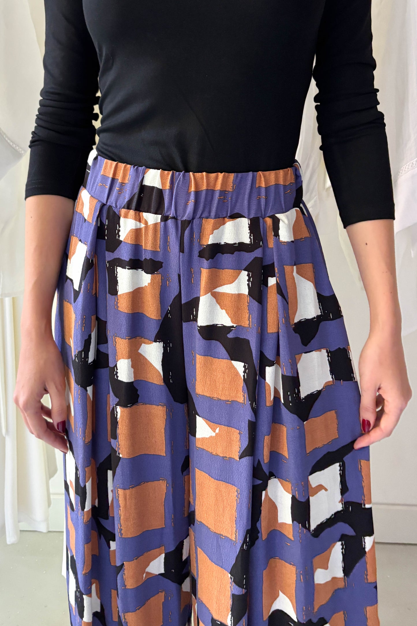 Elöl hajtásos lenge nadrág-geometriai mintás