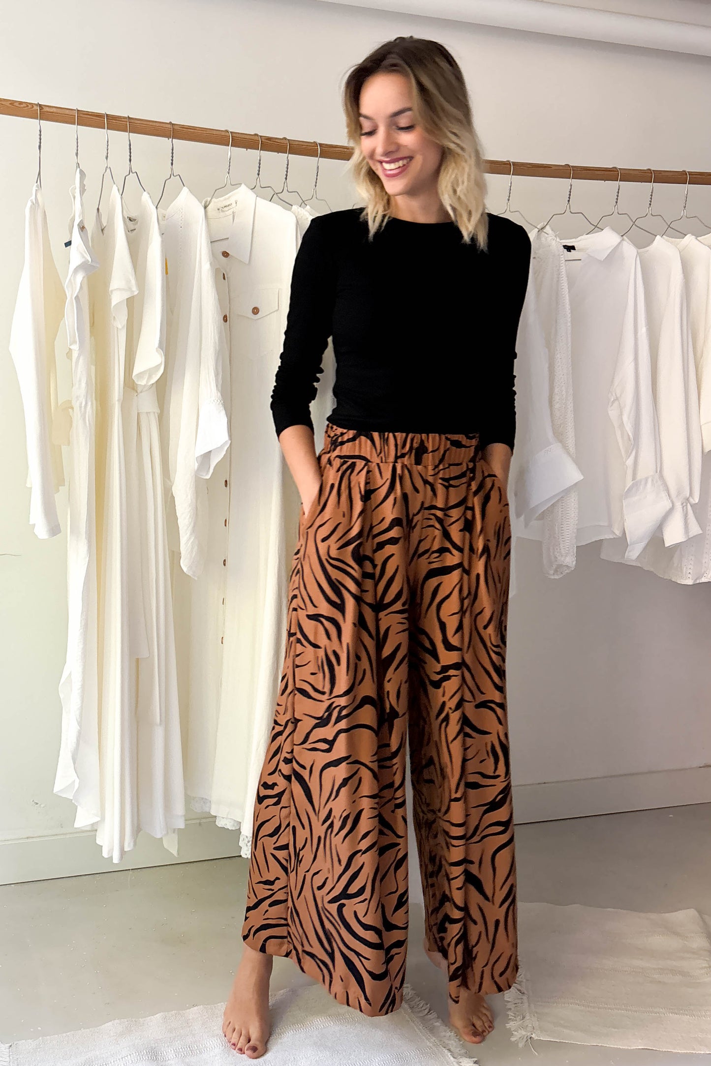 Elöl hajtásos lenge nadrág-tigrismintás