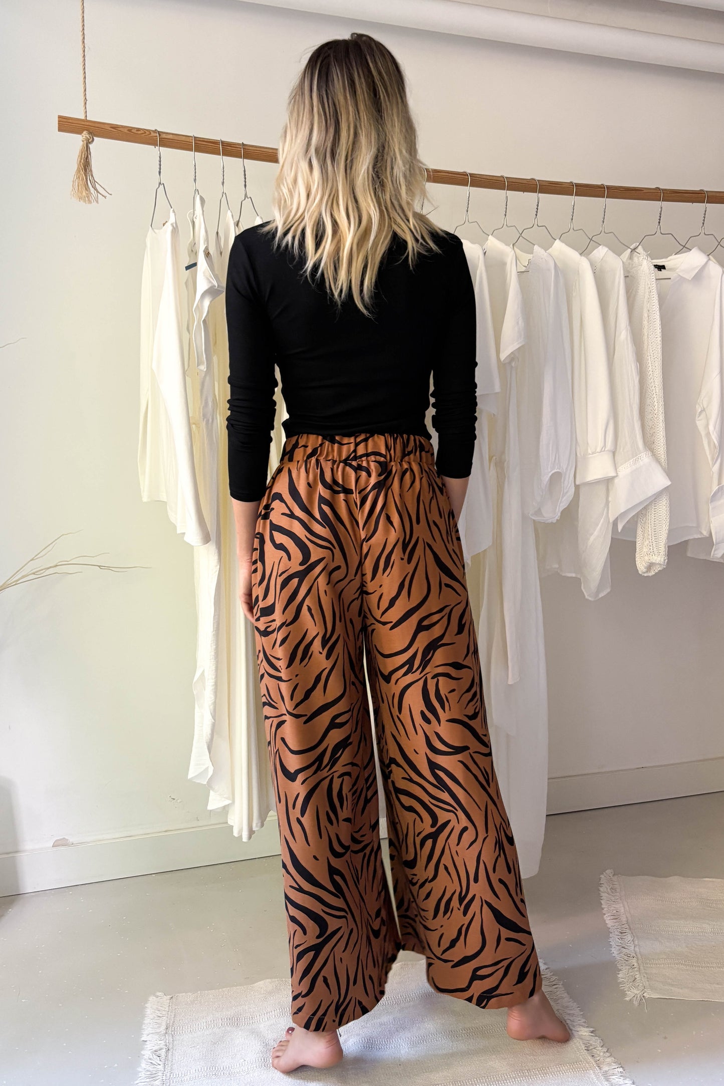 Elöl hajtásos lenge nadrág-tigrismintás