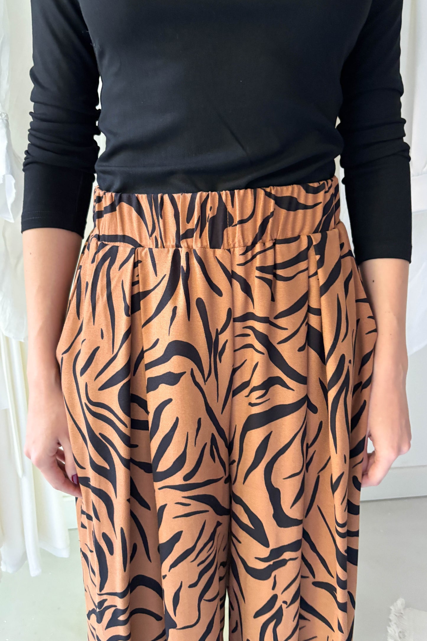 Elöl hajtásos lenge nadrág-tigrismintás