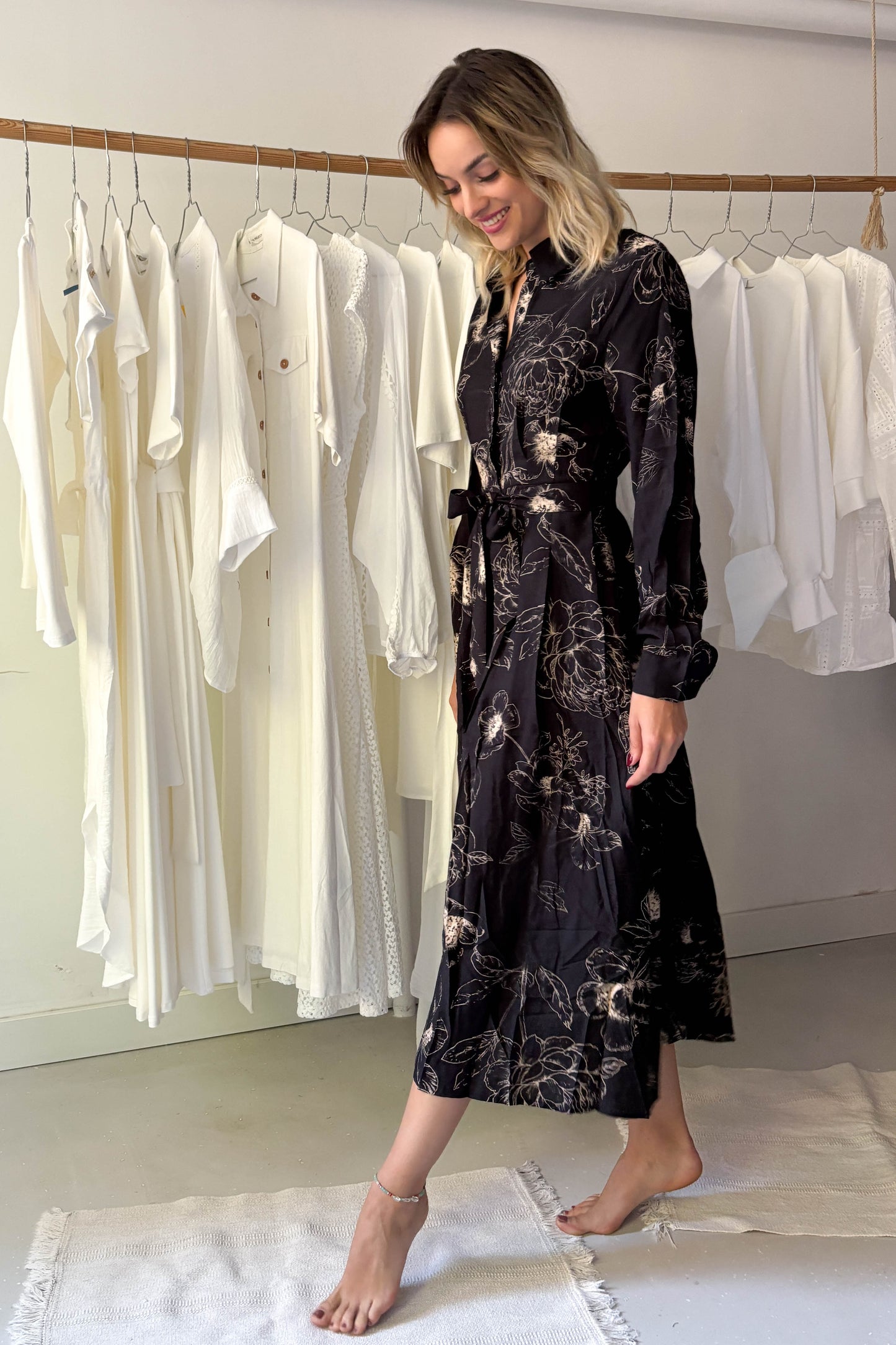 Bézs virágmintás fekete ingruha