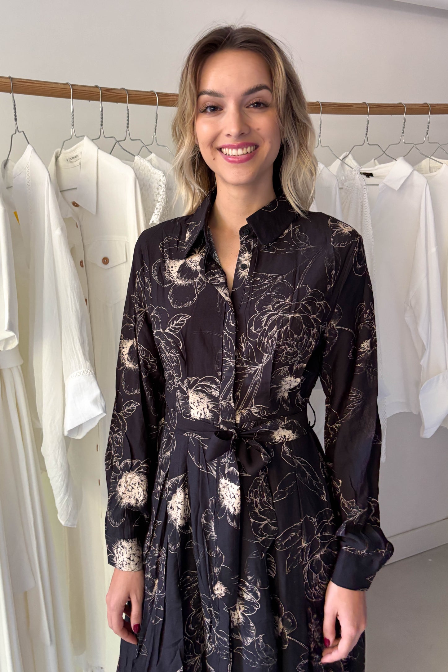 Bézs virágmintás fekete ingruha