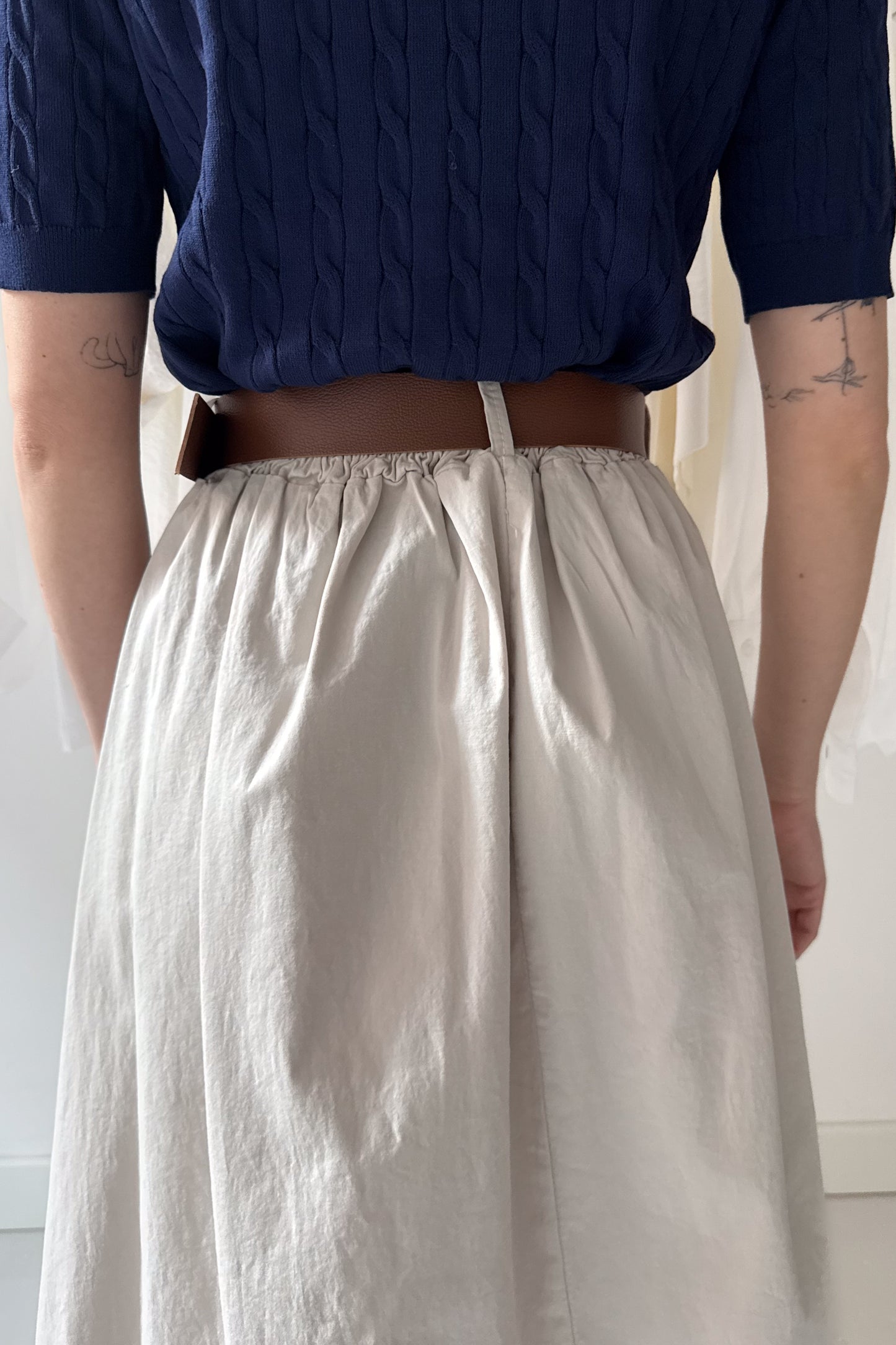 Drapp szoknya övvel