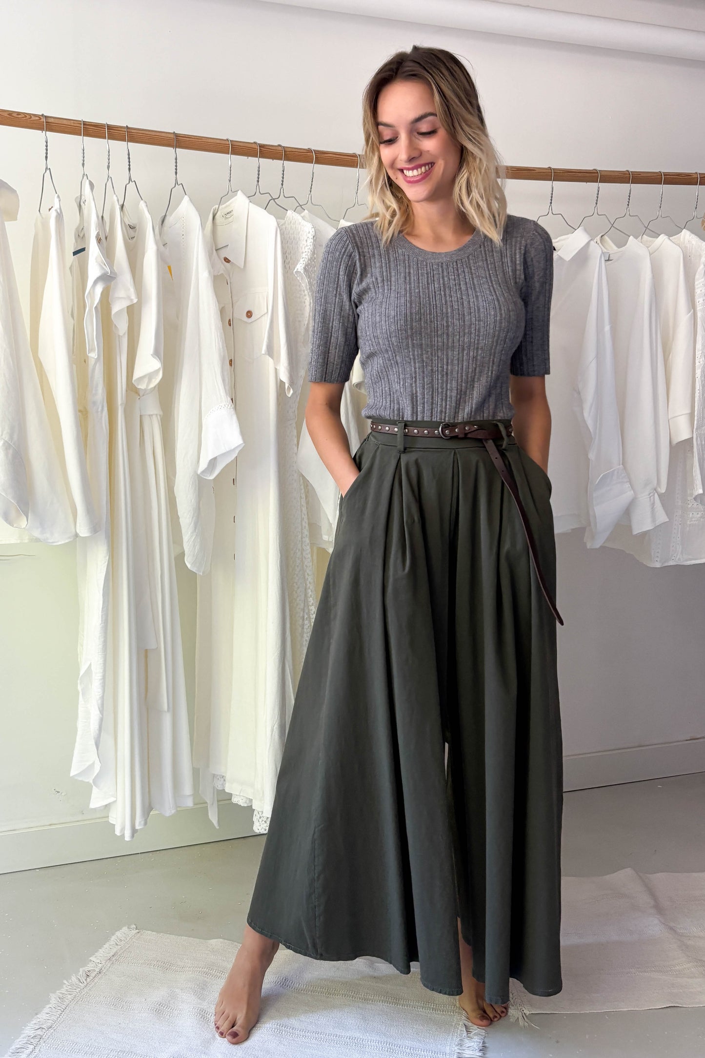 Bővülő szárú nadrág övvel-khaki