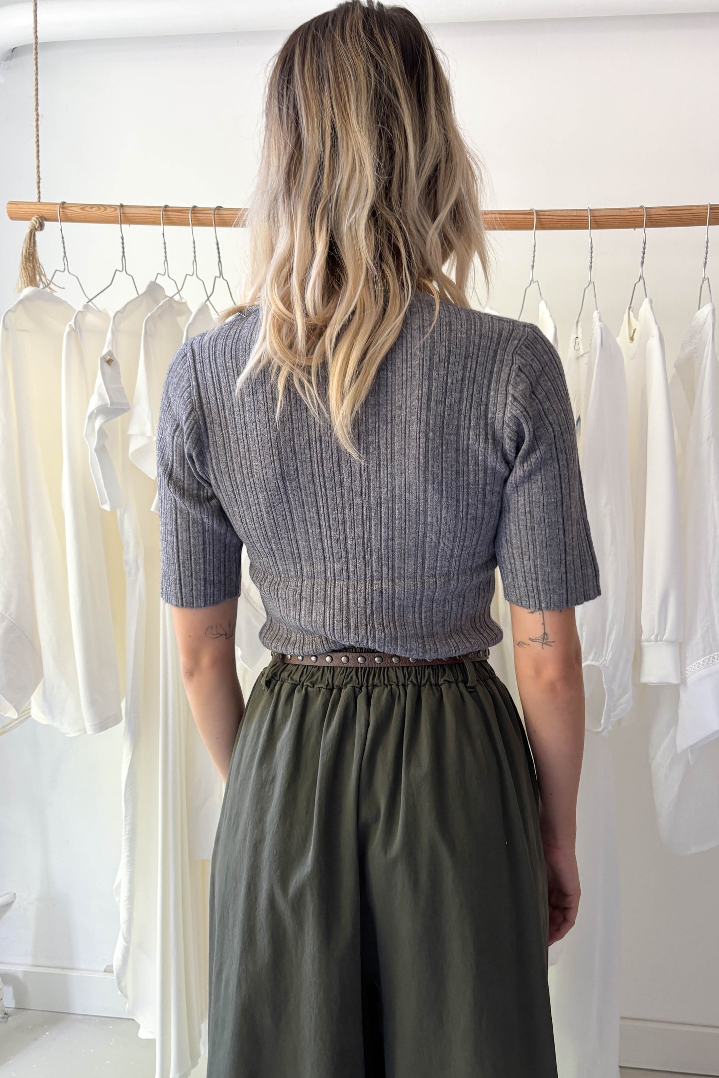 Bővülő szárú nadrág övvel-khaki