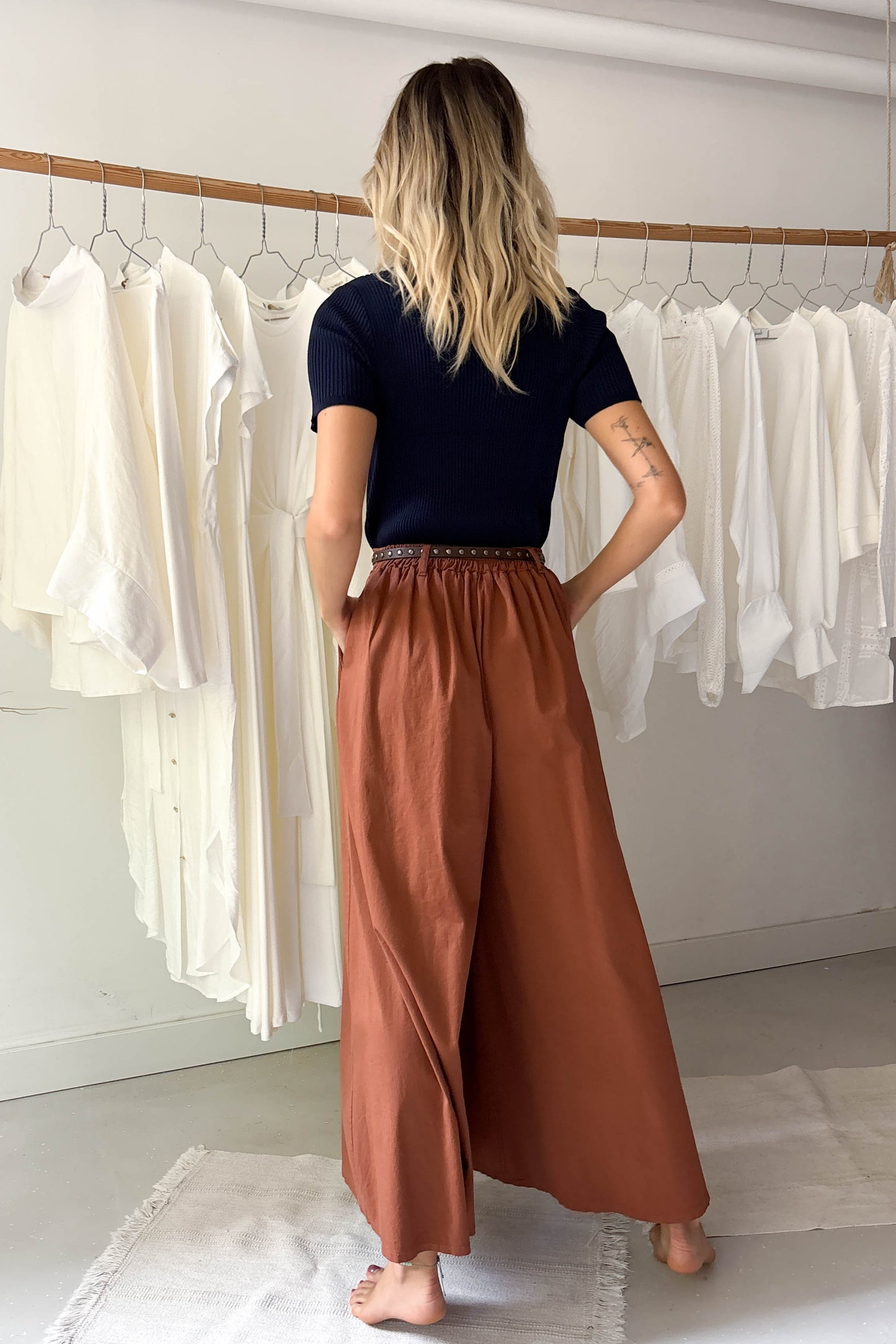 Bővülő szárú nadrág övvel-terrakotta