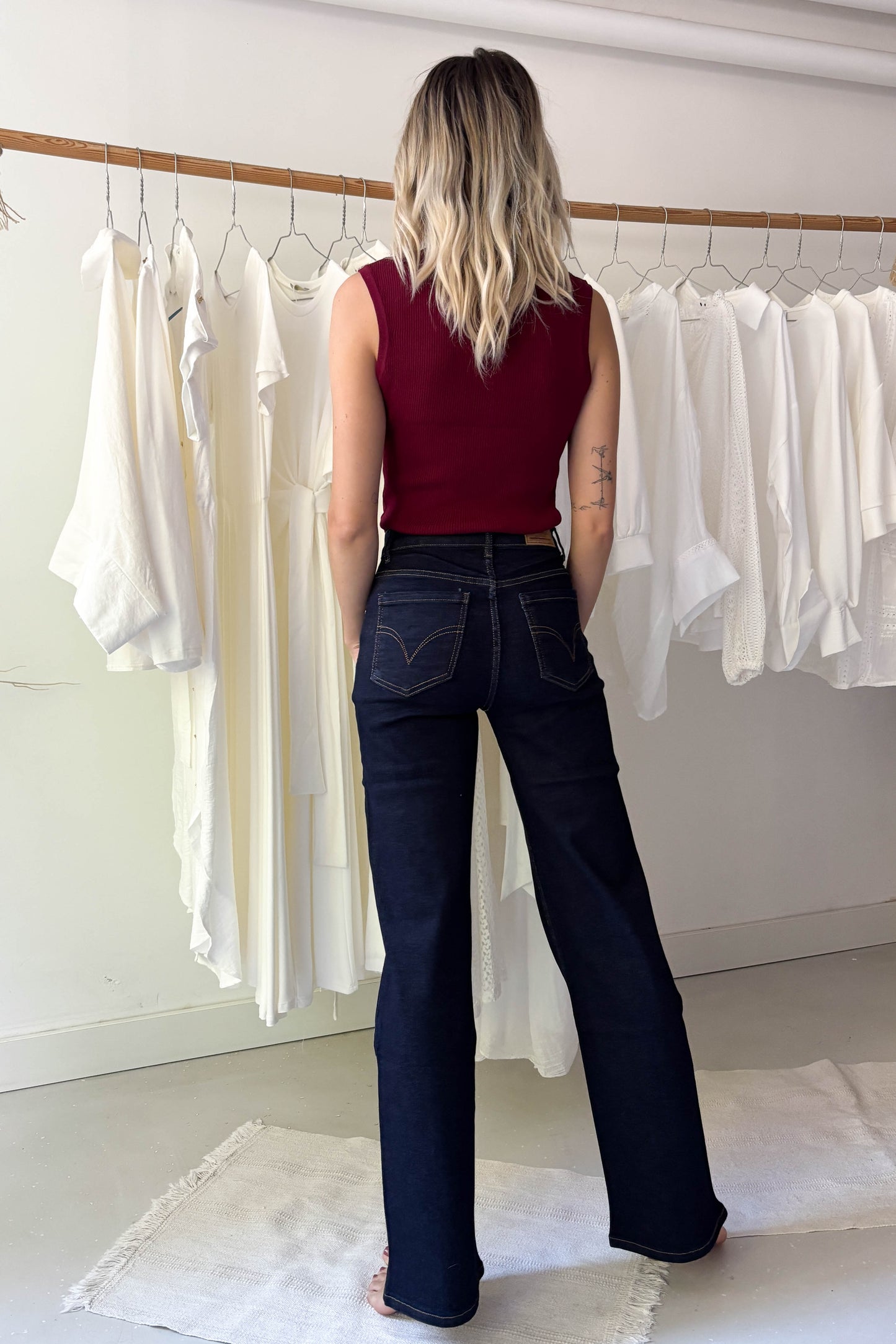 Ujjatlan aranygombos kötött felső-burgundi vörös