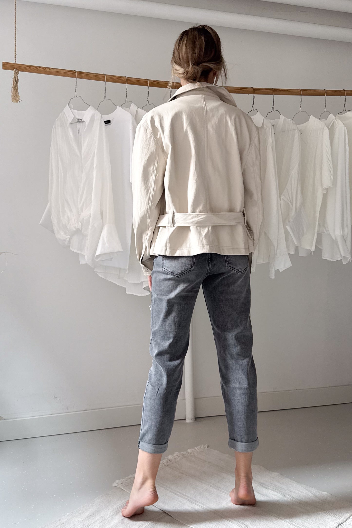 Marcipán színű bőrdzseki övvel