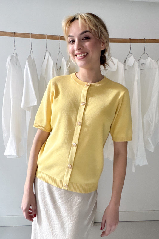 Finomkötött dáliasárga felső arany gombokkal