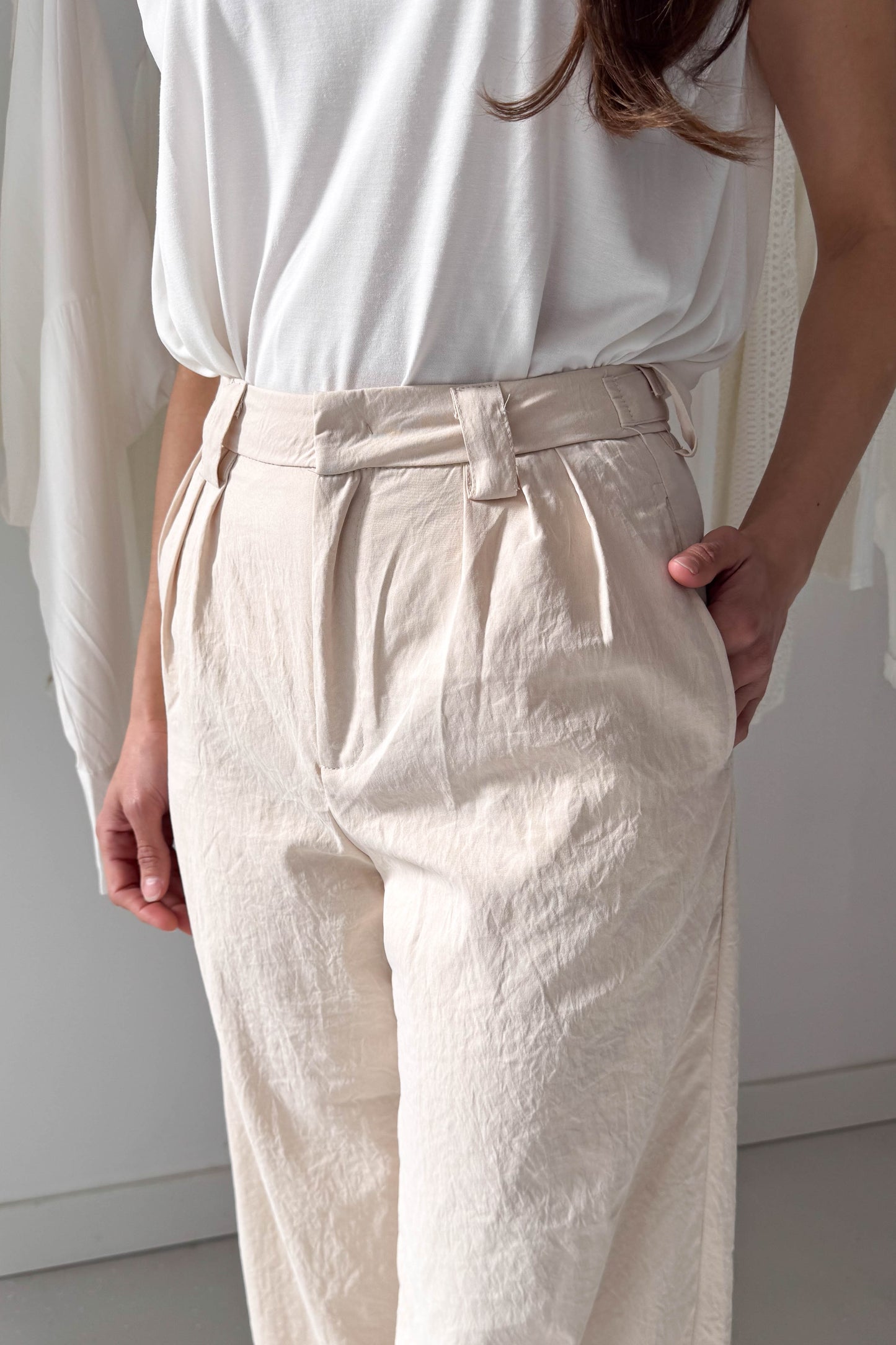 Gyűrt anyagú bézs nadrág